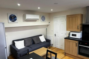 Cosy 3 Bedroom Apartment Next to the Emirates, London